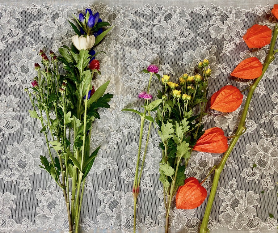 お盆のお墓参りにふさわしいお花 お盆用の墓花を手作りしてみたので紹介します 月にサボテン