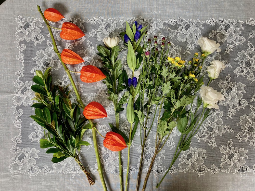 お盆のお花 お仏壇にお供えするほおずきを使った仏花の作り方を紹介 月にサボテン