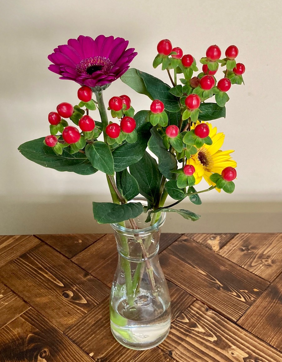 花束に人気の赤い実 ヒペリカムとよく合う切り花や花持ちを紹介 月にサボテン